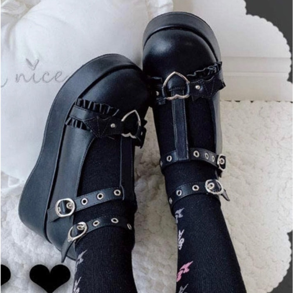 Very cute shoes for dress up or anything! New